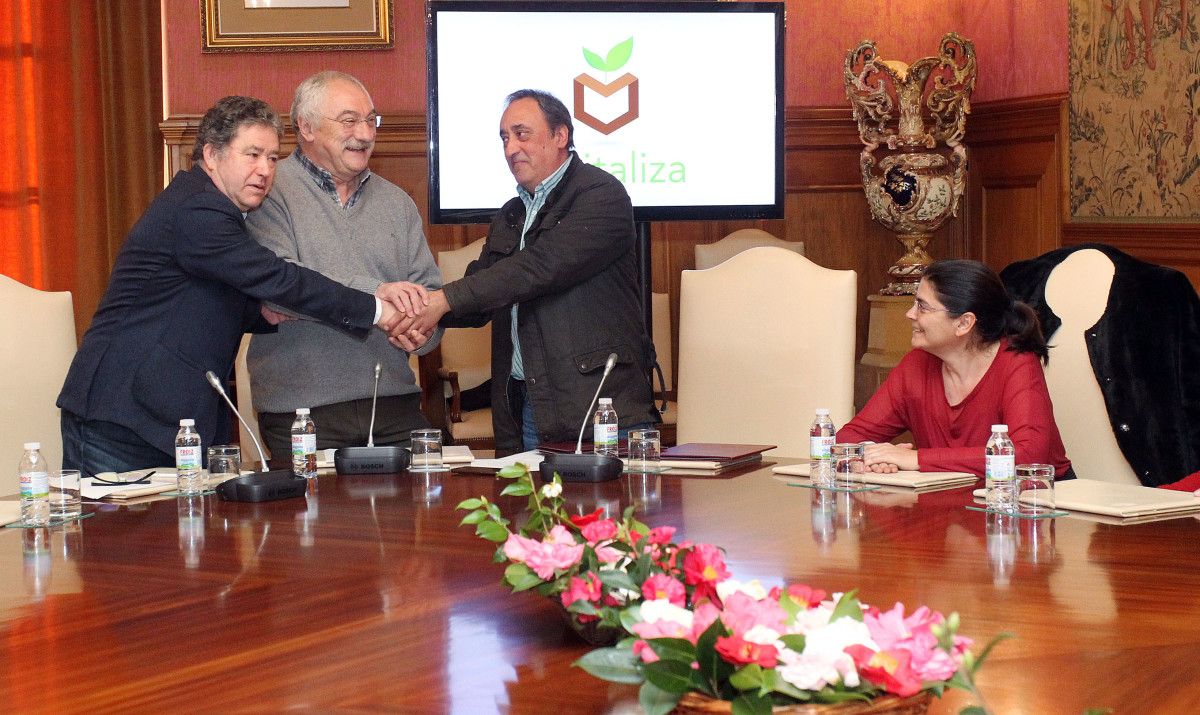 La Deputación firma un convenio con el Concello de Pontevedra para repartir en el rural 8.000 composteros individuales 