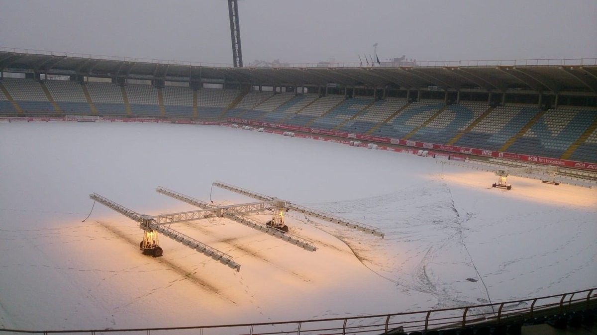 O estadio da Cultural Leonesa, o Reino de León, amence totamente cuberto de neve