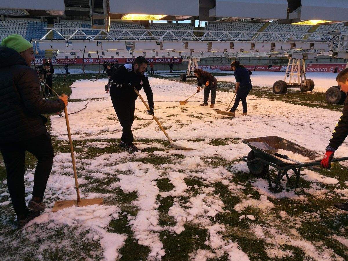 Trabajos para retirar la nieve del Estadio Reino de León