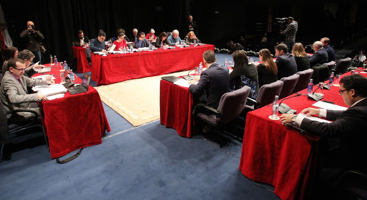 Pleno de la corporación municipal de Pontevedra en el Teatro Principal