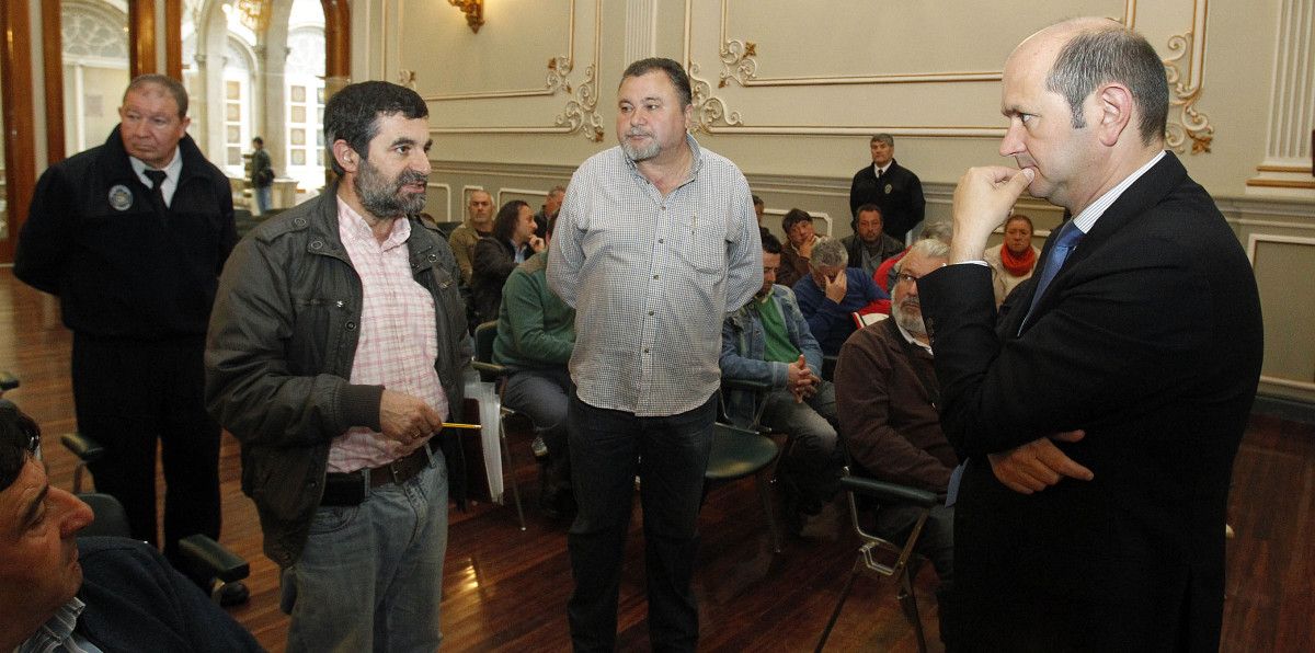 Rafael Louzán habla con representantes sindicales ante los trabajadores de Crespo y Tafisa