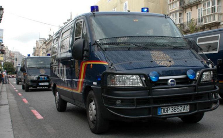 Furgón da Policía Nacional