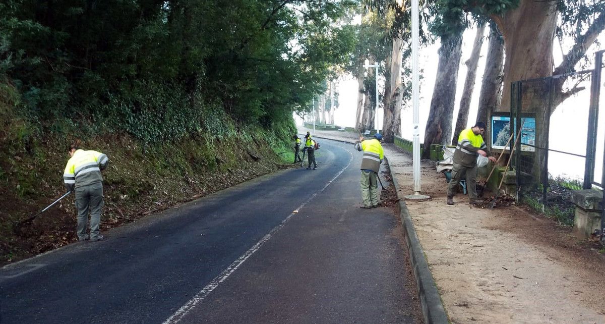 Persoal do Fundación Xoán XXIII procedeu a desbrozar e limpar o vial de praias