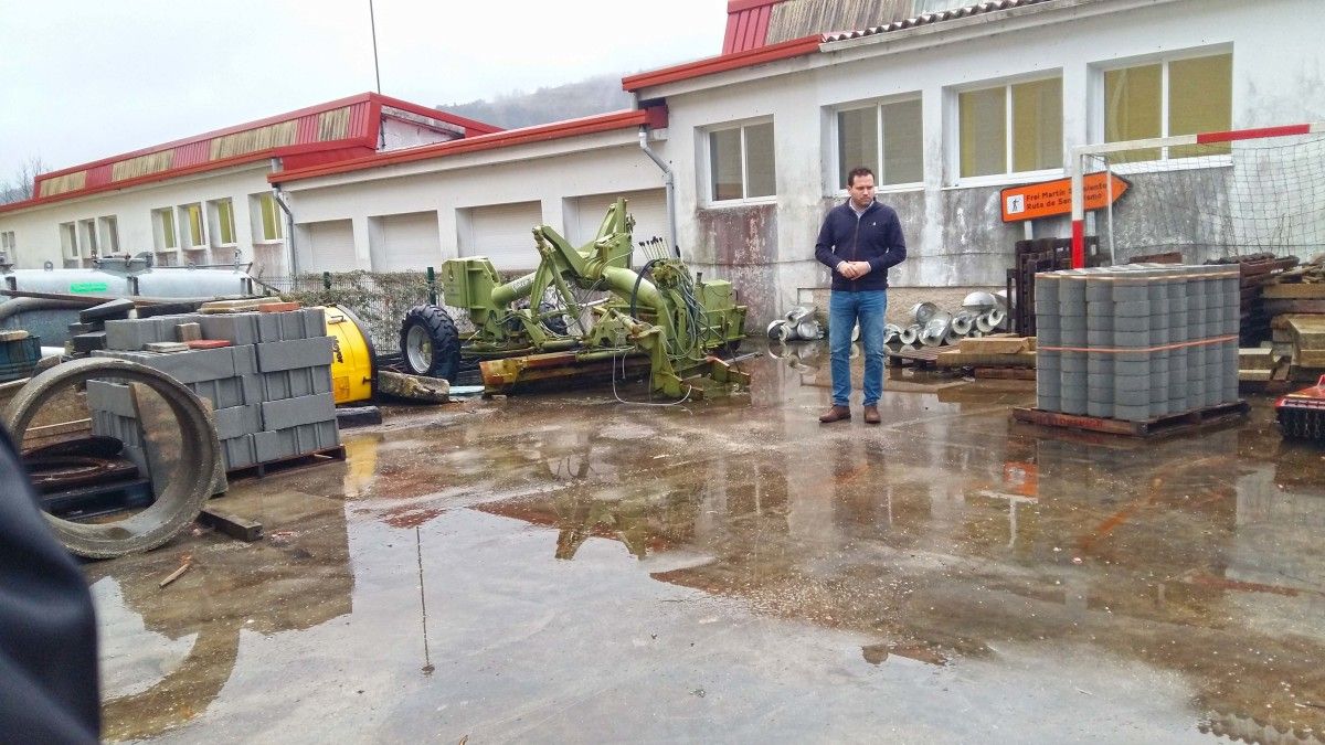 Jorge Cubela visita o almacén municipal