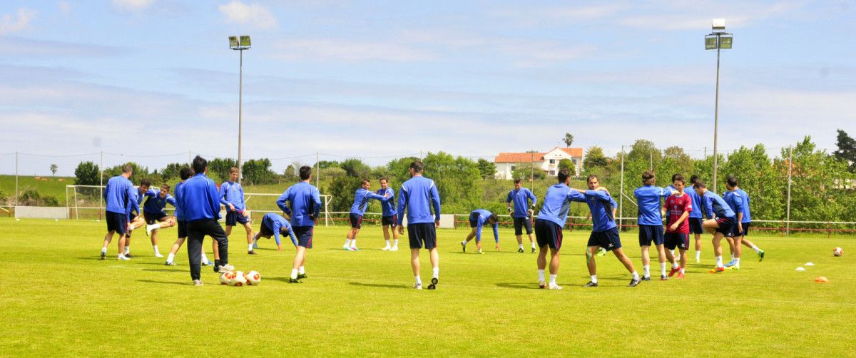 O Pontevedra adestrando no campo número 4 da Escola de Fútbol de Mareo