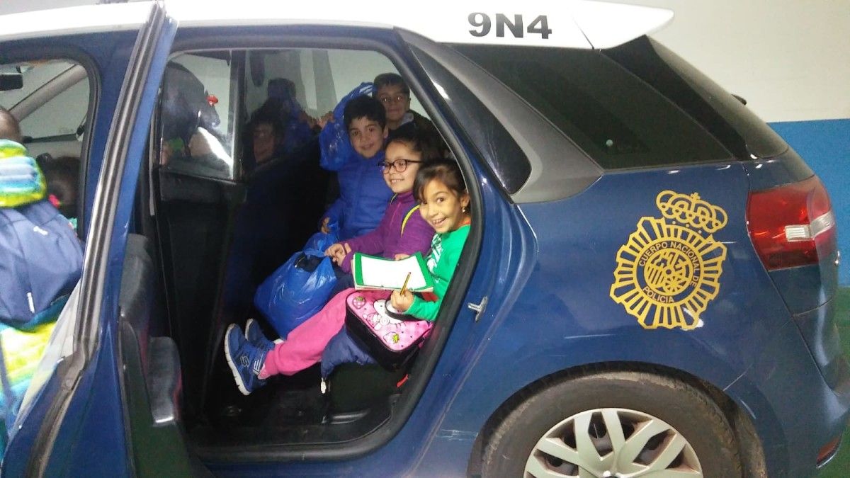 Alumnos del CEIP Carballal de visita en la Policía Nacional