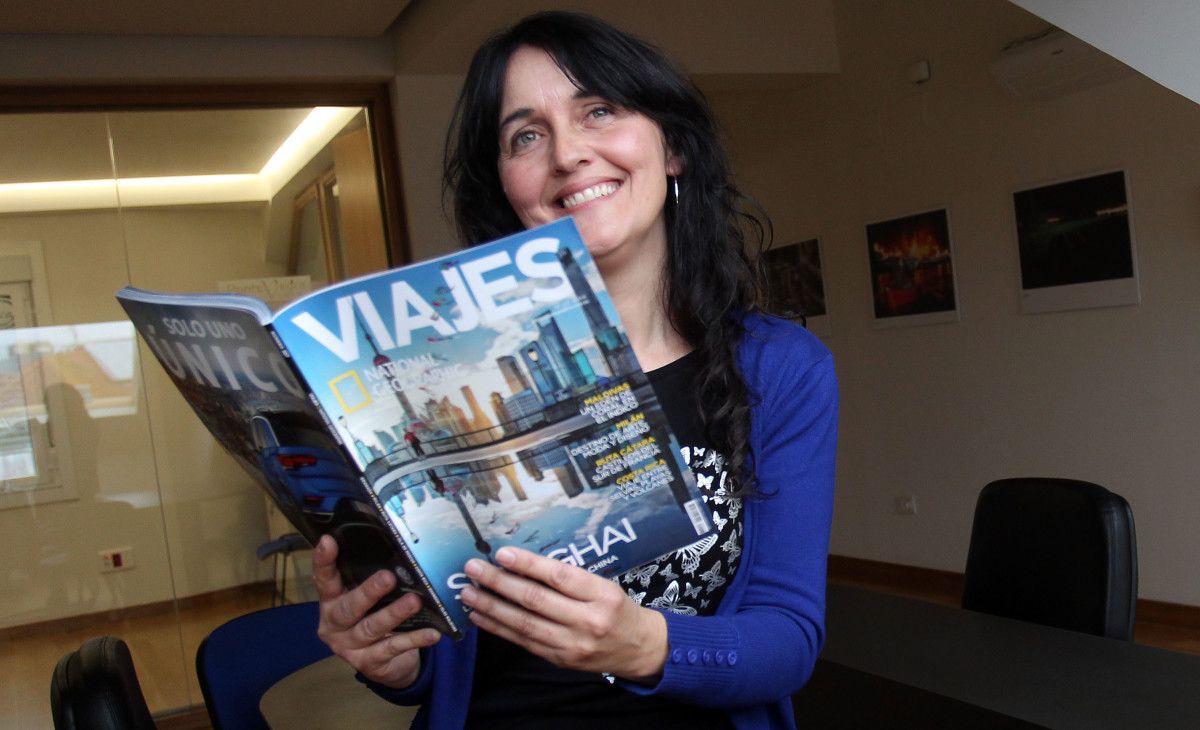 Marga Díaz cun exemplar da revista na que aparece a súa reportaxe