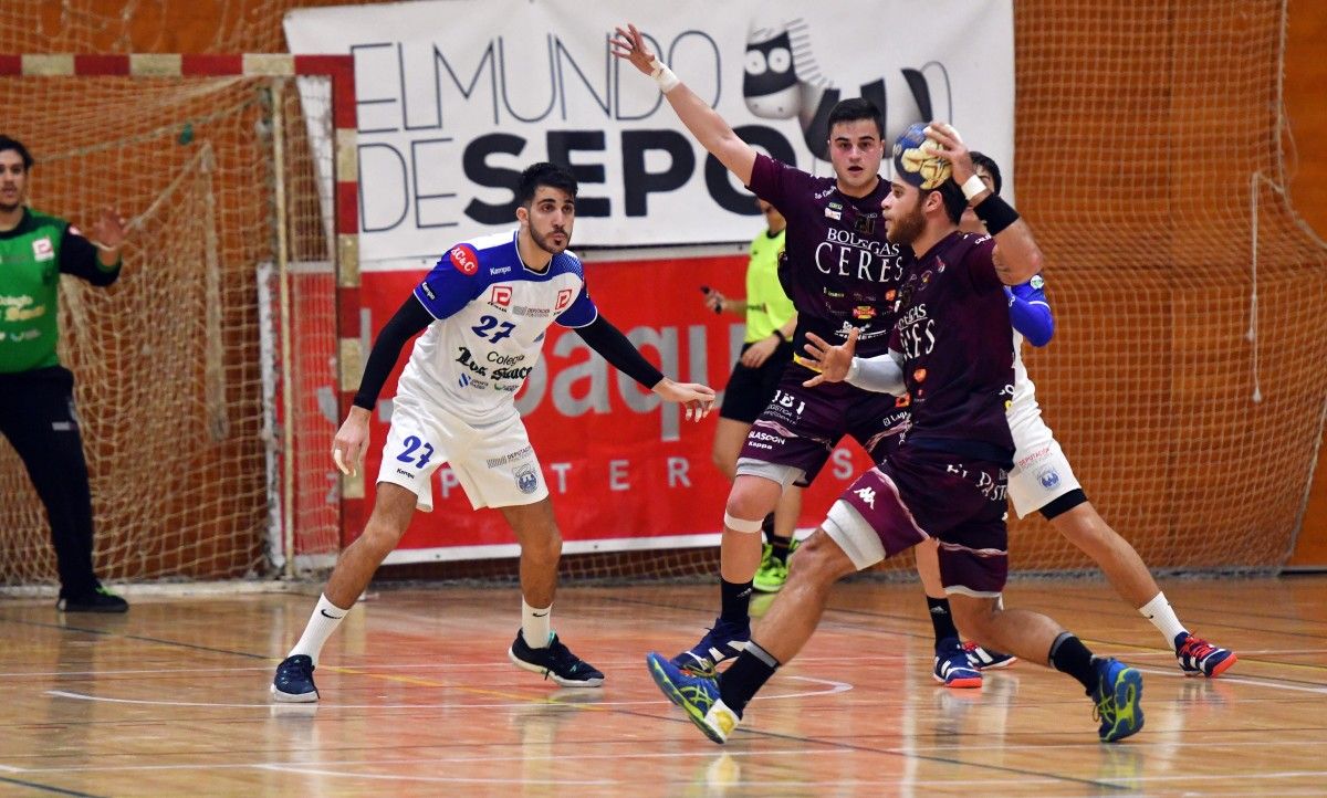 Yano Piovarczik (co balón) no partido entre Cisne e Villa de Aranda