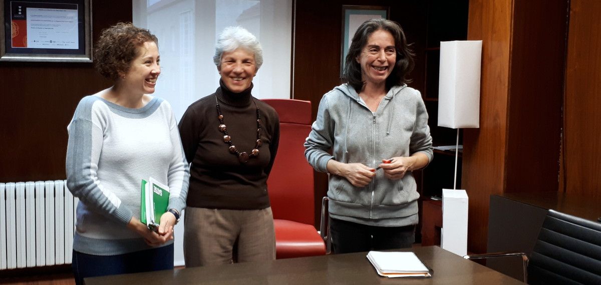 Emma Rodríguez, de SATSE, coas concelleiras Pilar Comesaña e Anxos Riveiro