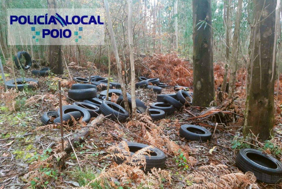 Verteduras de pneumáticos nunha propiedade privada de Vilariño