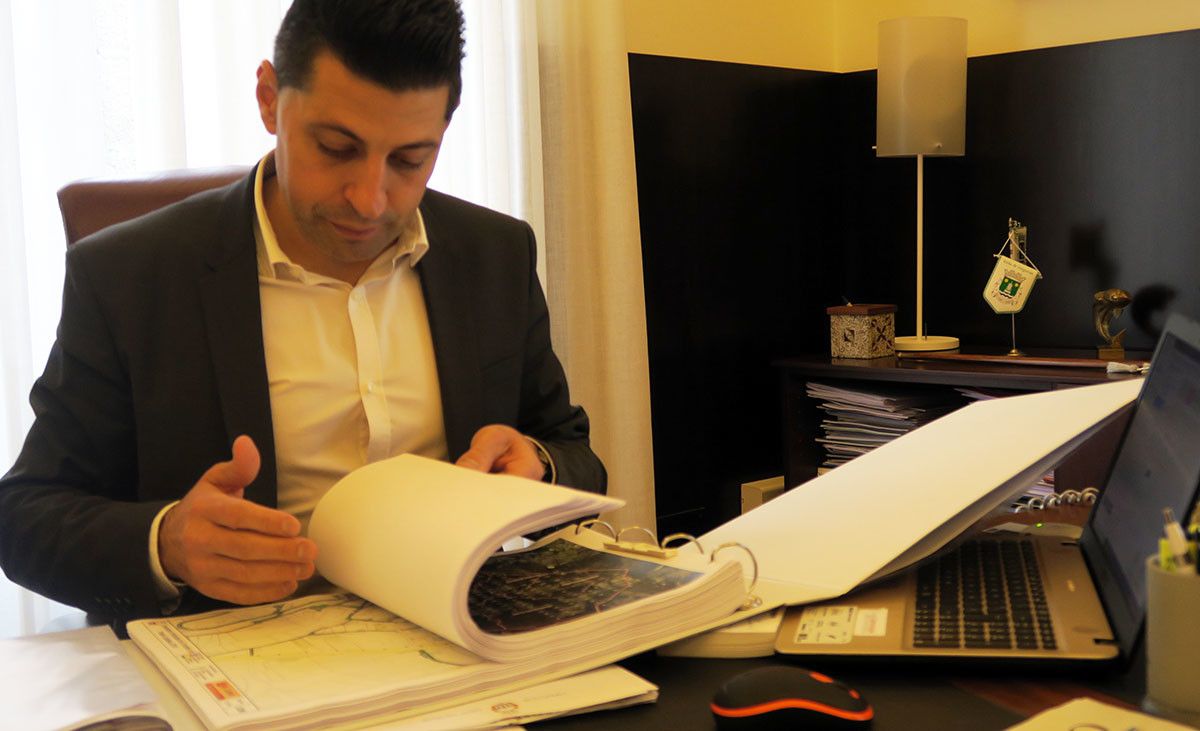 O alcalde Andrés Díaz, consultando o novo inventario municipal