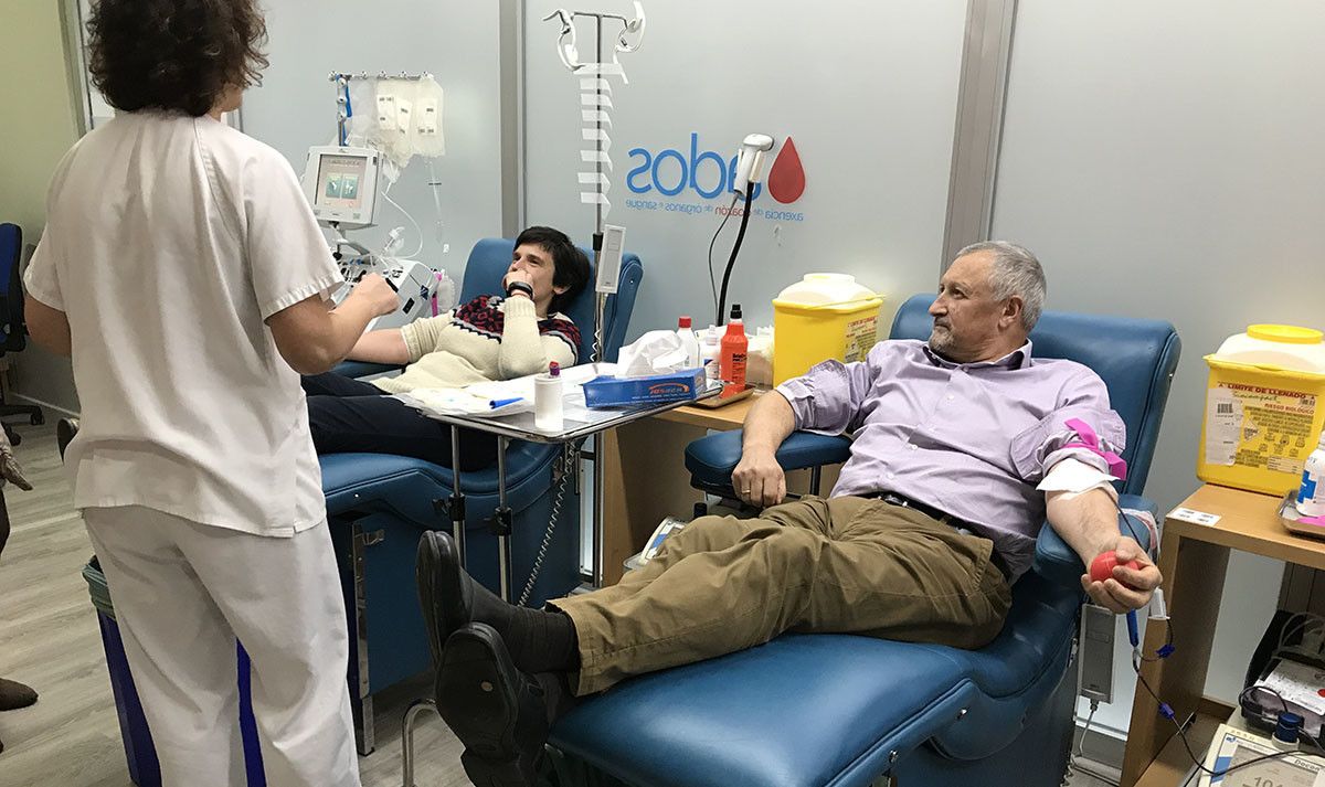 O xerente da área sanitaria, José Ramón Gómez, doa sangue no Provincial