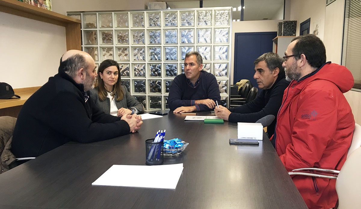 Xuntanza de Rafa Domínguez e Pepa Pardo con representantes da Federación Galega de Caza