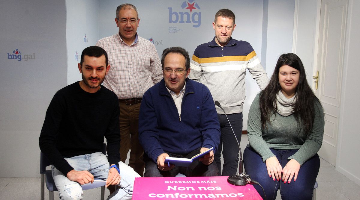 Ernesto Filgueira, acompañado por miembros del BNG de Cerdedo-Cotobade