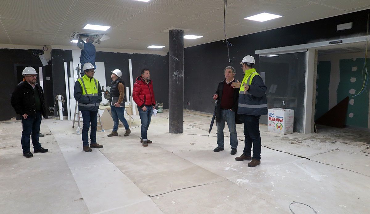 Visita do alcalde ás obras do novo centro social de Estribela