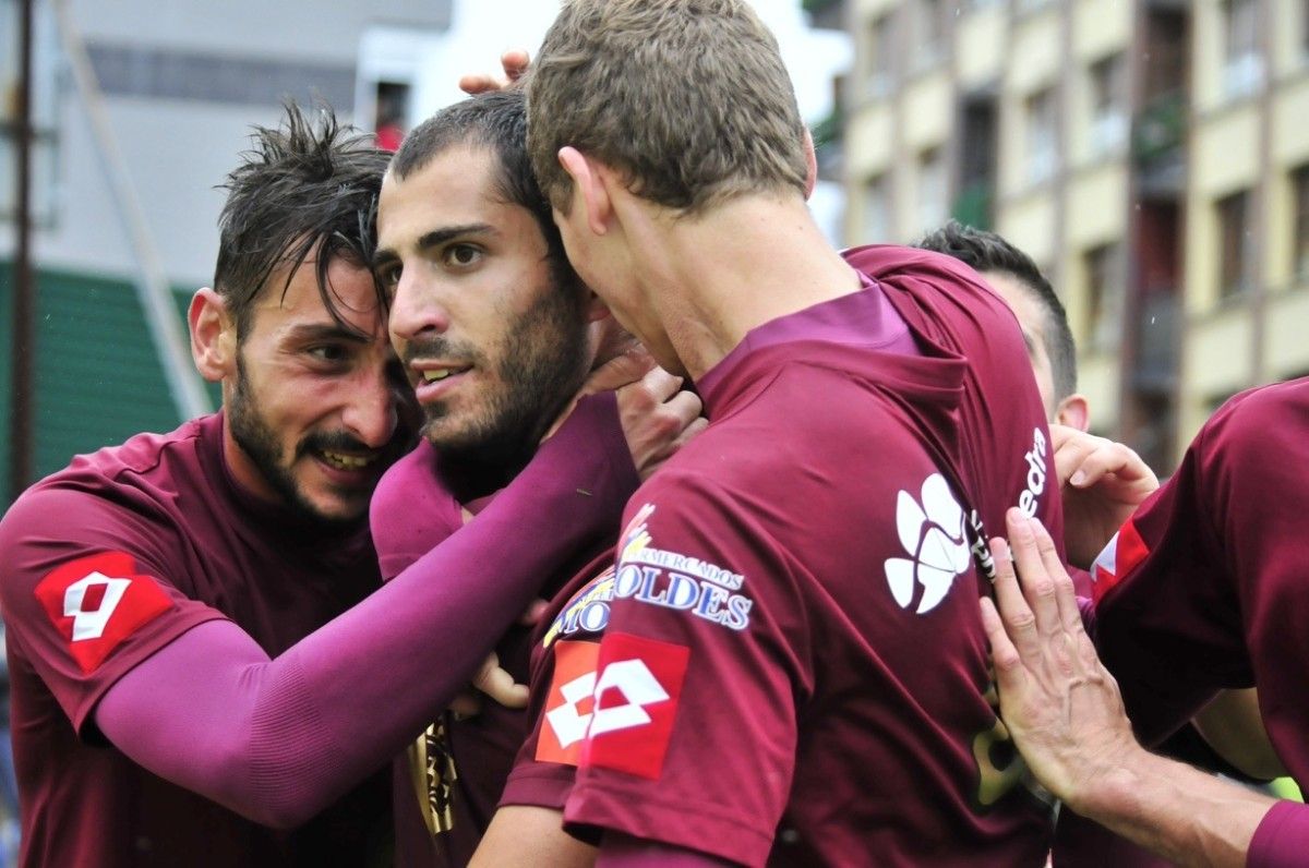 Fran Fandiño celebra o segundo gol en Portugalete