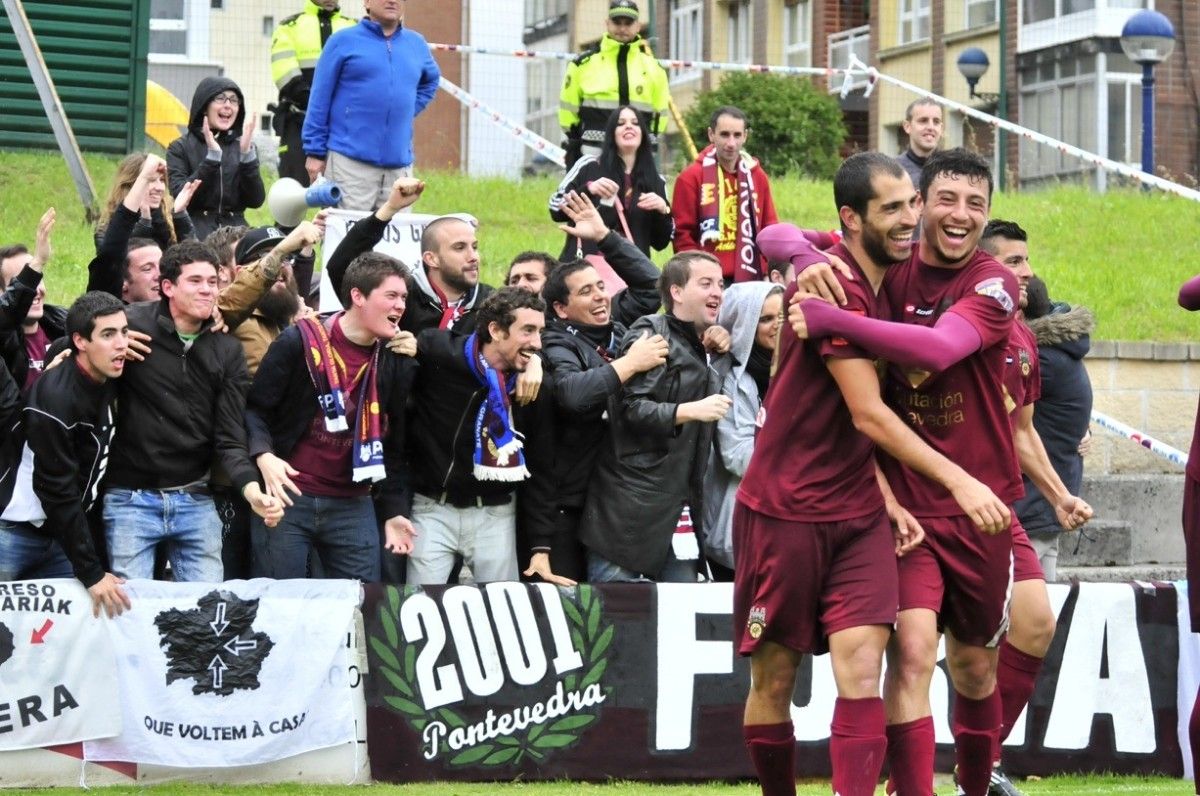 Fran Fandiño celebra con Kevin Presa o segundo gol en Portugalete