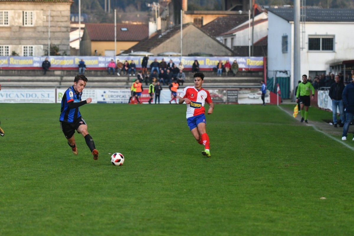 Partido entre el Arosa y el Céltiga en A Lomba