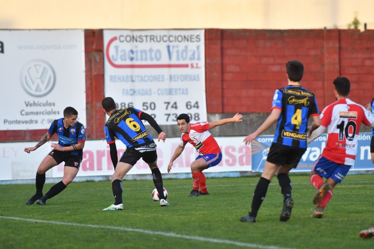 Partido entre el Arosa y el Céltiga en A Lomba