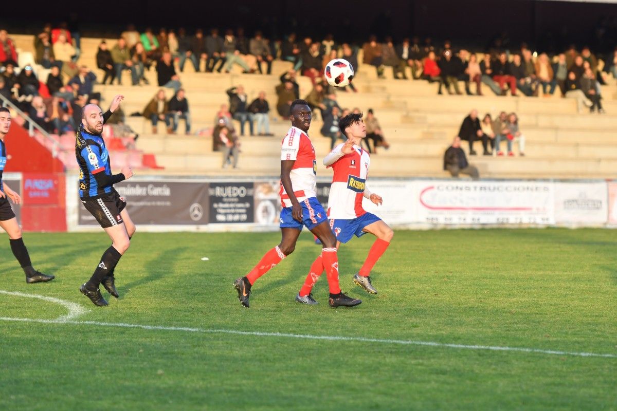 Partido entre el Arosa y el Céltiga en A Lomba