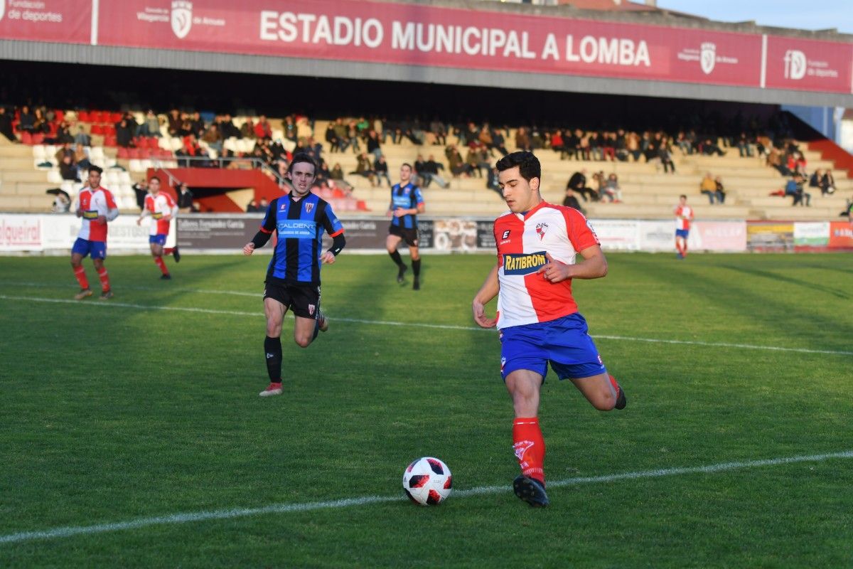 Partido entre el Arosa y el Céltiga en A Lomba