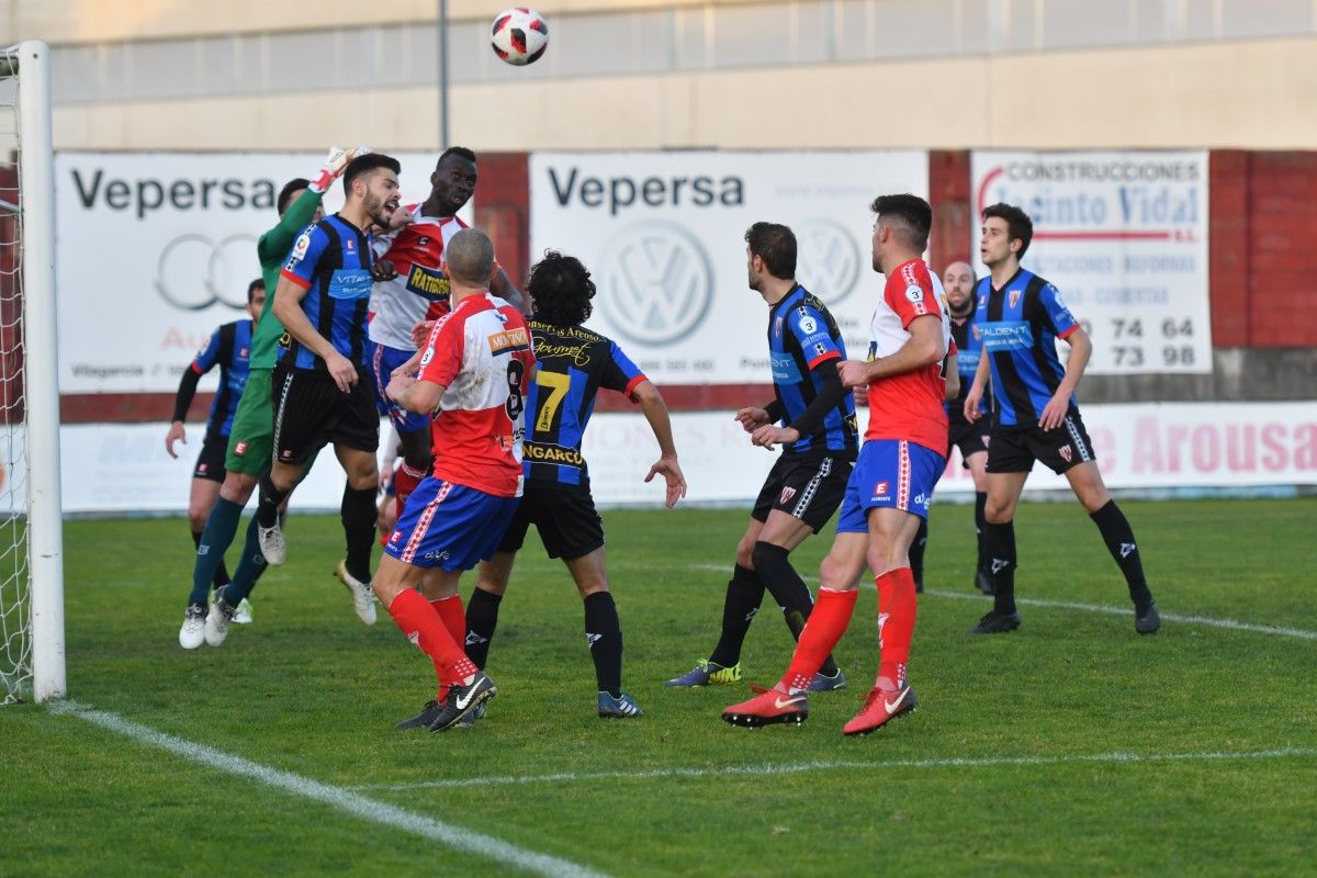 Partido entre el Arosa y el Céltiga en A Lomba