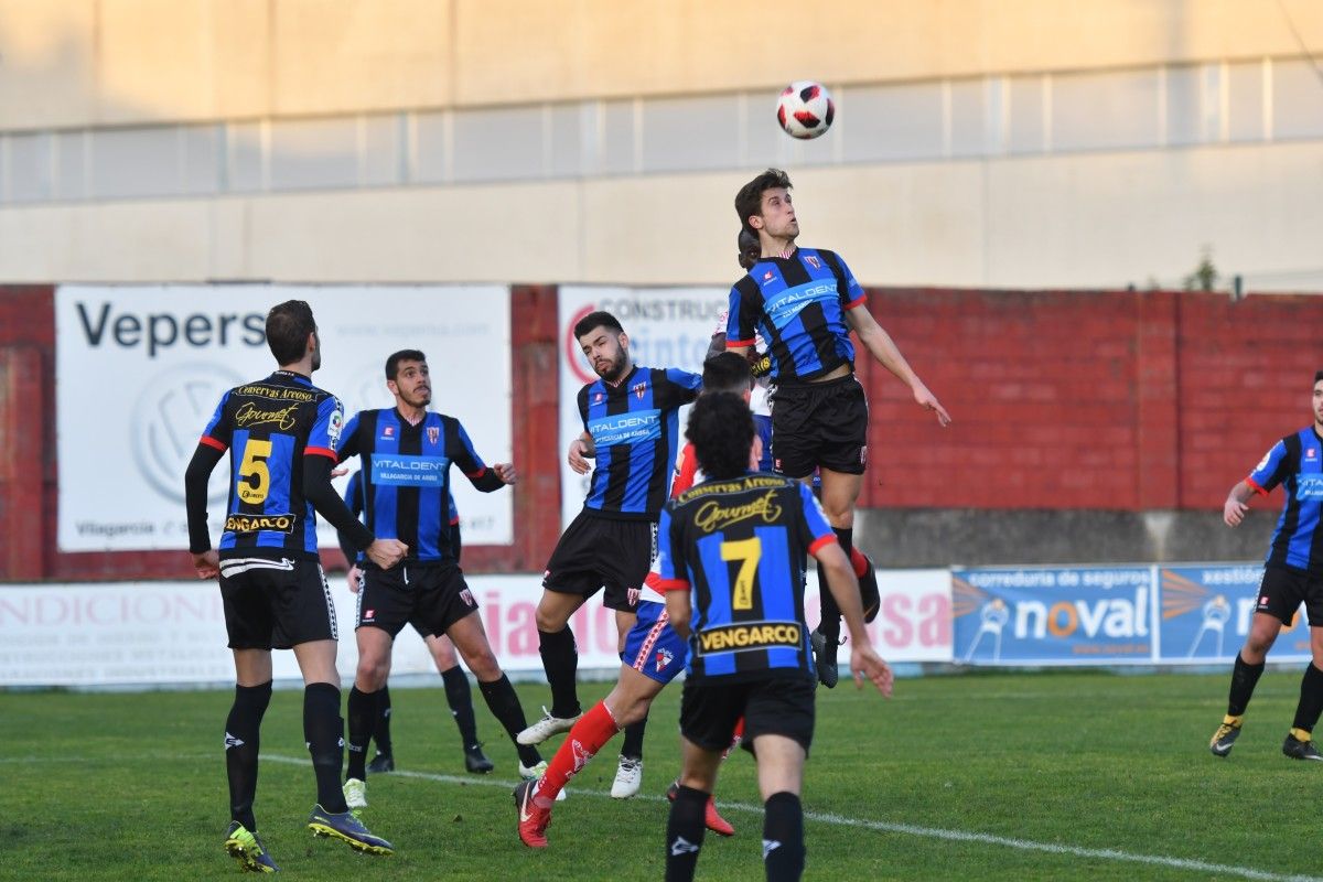 Partido entre el Arosa y el Céltiga en A Lomba