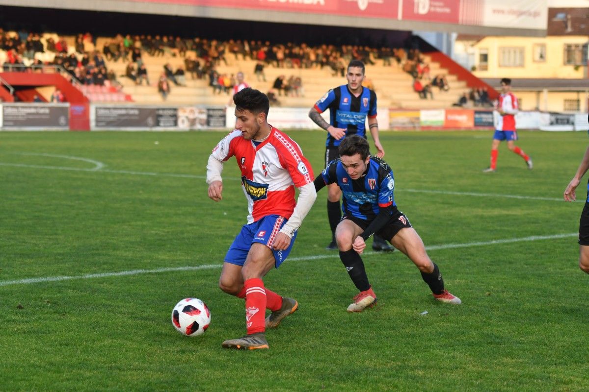 Partido entre el Arosa y el Céltiga en A Lomba