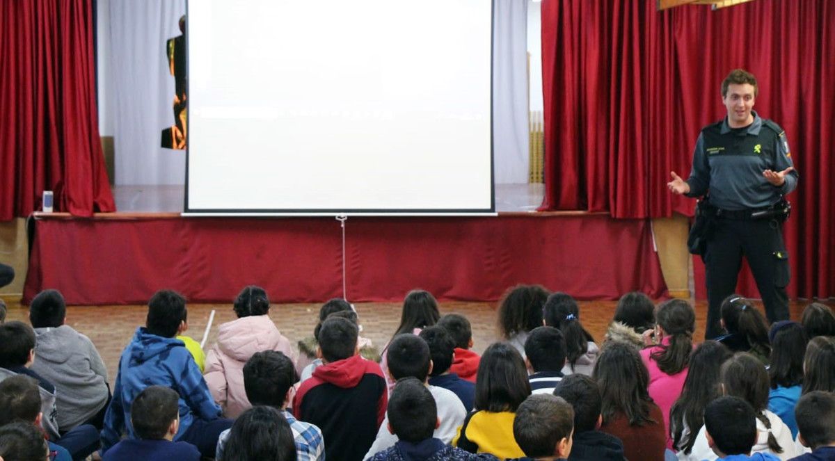 Charla do Plan Director da Garda Civil no CEIP Cruceiro Vilalonga de Sanxenxo