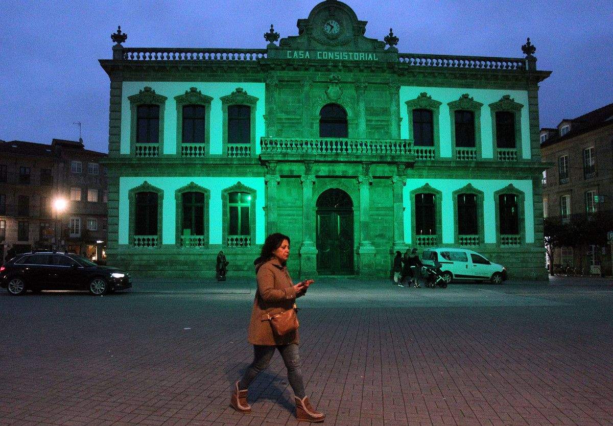 Fachada do Concello tinguida de verde polo Día Mundial contra o Cancro