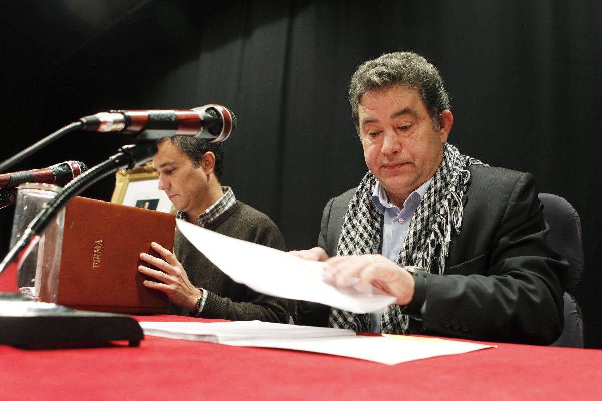 Miguel Fernández Lores presidió el pleno con una "palestina" al cuello en apoyo a Gaza