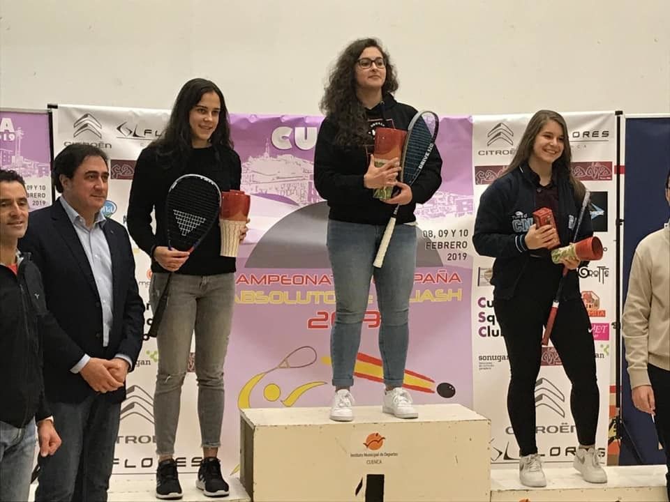 Marte Domínguez (esquerda) no podio do Campionato de España Absoluto de Squash