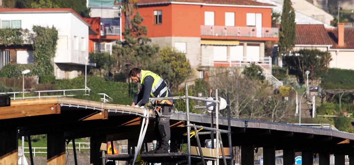 Unha persoa traballando na ponte a Barca