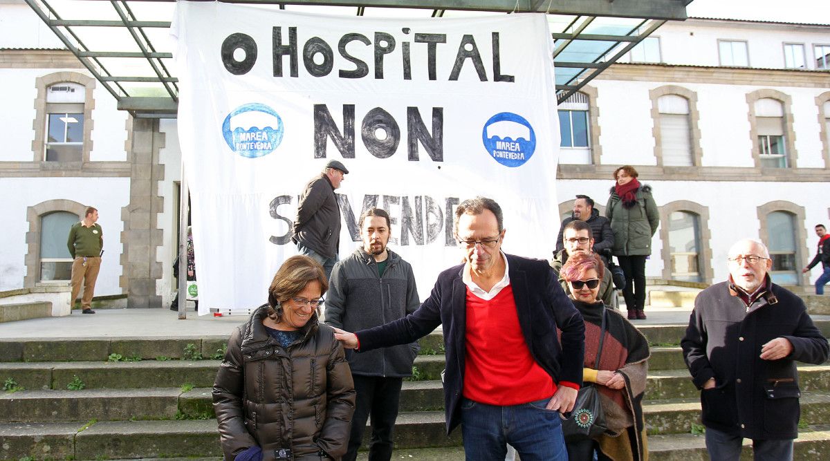 Marea Pontevedra colga un tear para reclamar o uso sanitario do Hospital Provincial