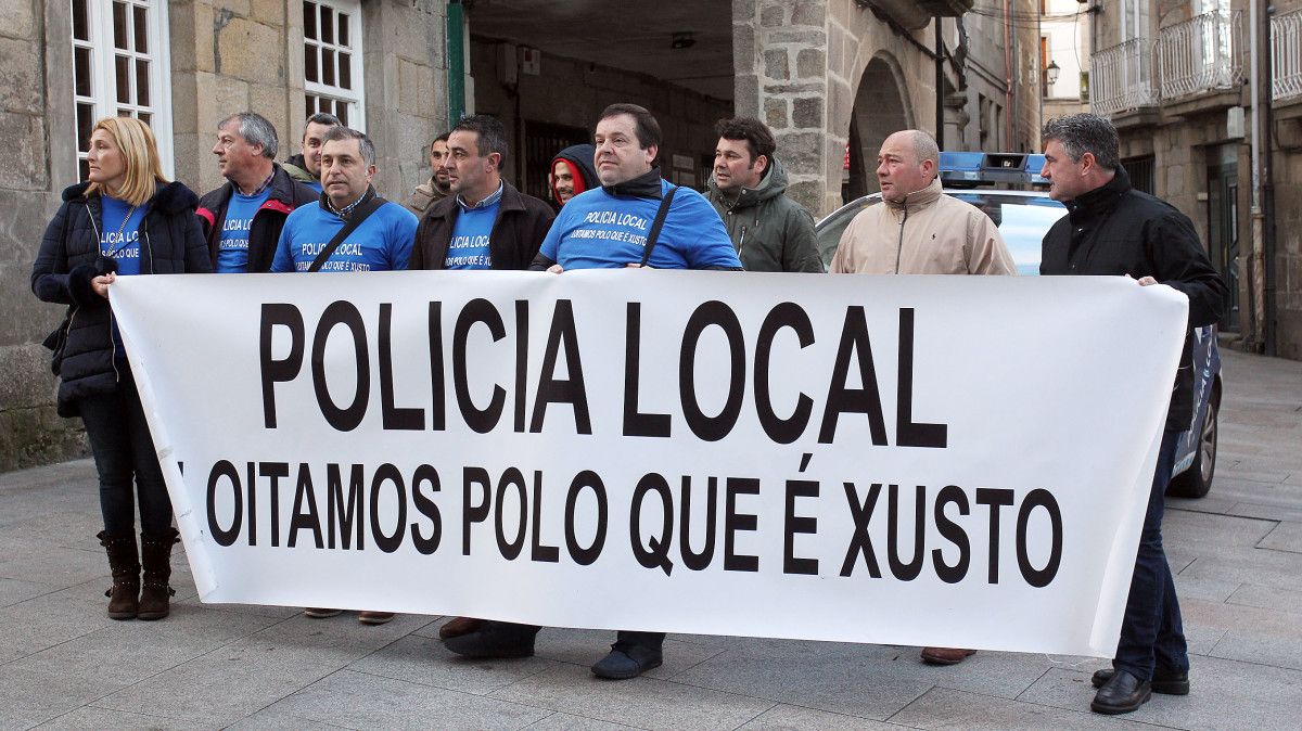 Protesta dos delegados da Policía Local ás portas do pleno municipal