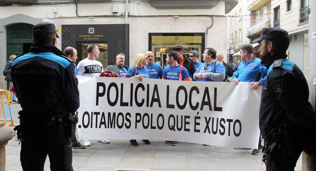 Protesta de los delegados de la Policía Local a las puertas del Concello