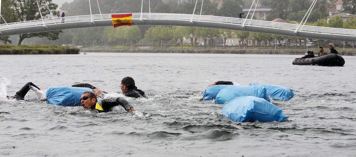 Paso a nado del río Lérez en el concurso de patrullas de la Brilat