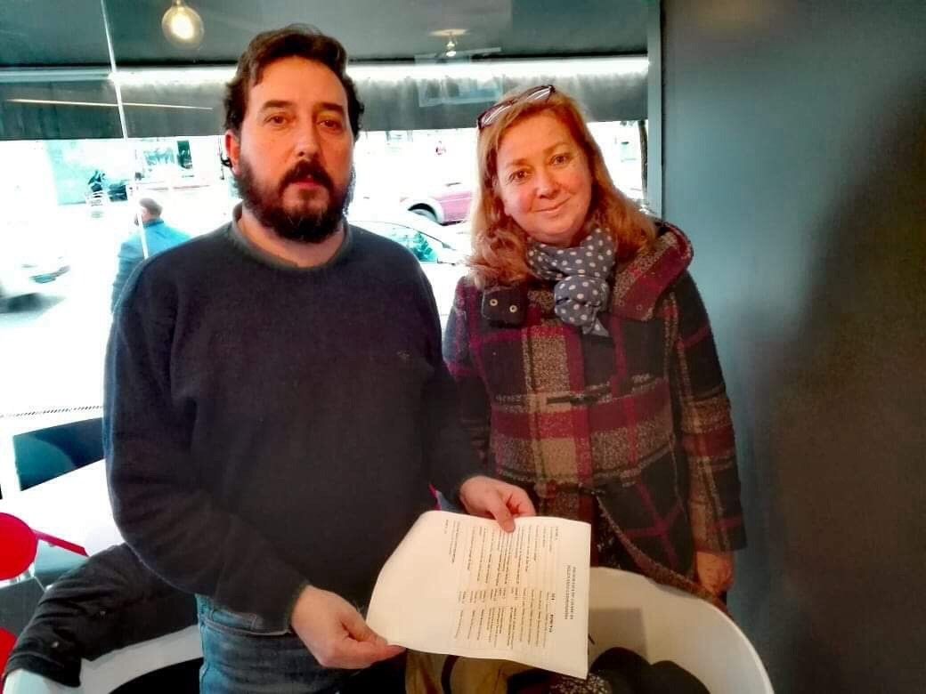 O antropólogo Rafa Quintía e a vicepresidenta da Asociación de veciños de Cerponzóns, Ángeles Tourón