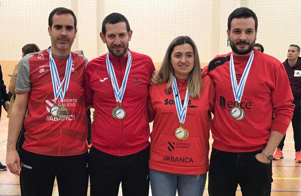 Deportistas del Ravachol Pontevedra en el Campeonato Gallego Sénior de bádminton