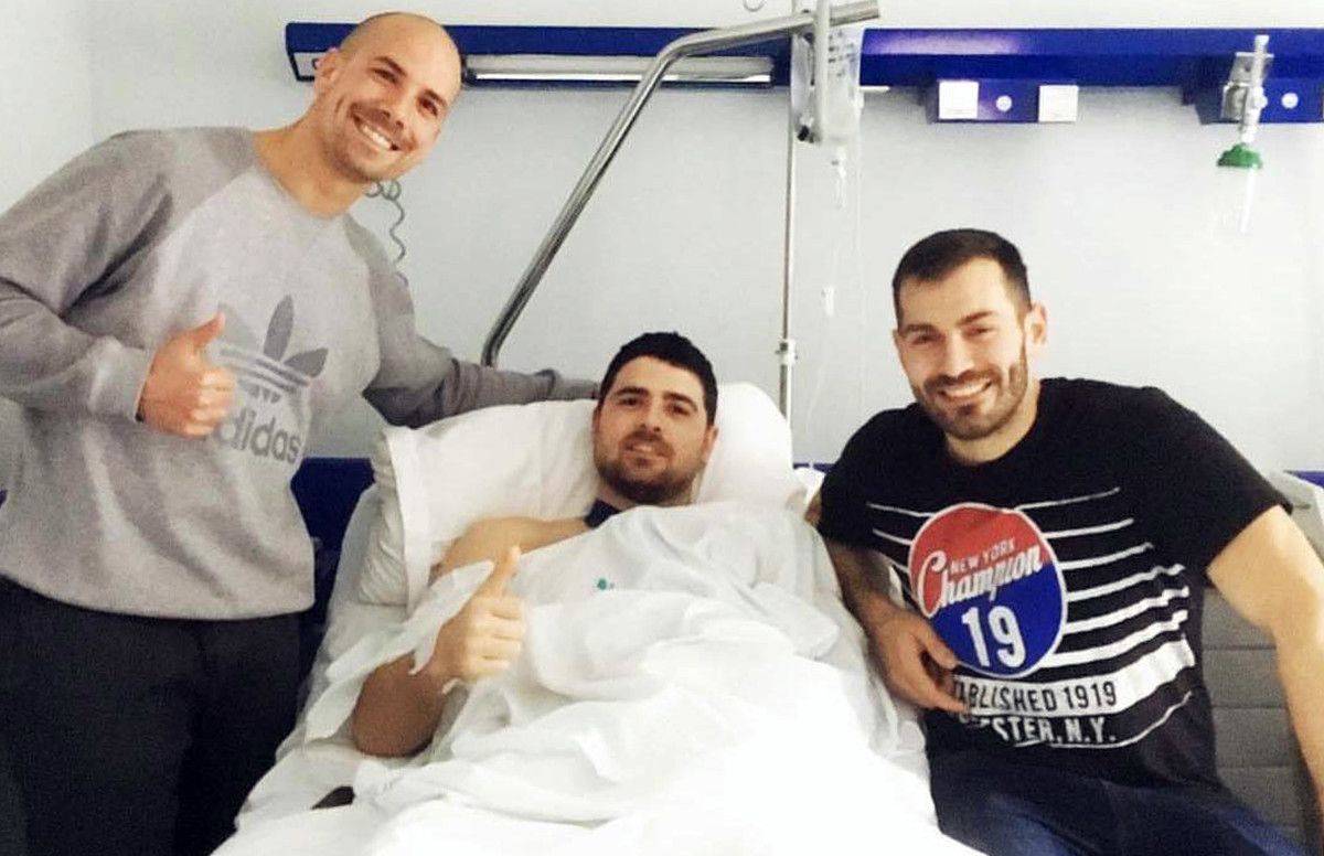 Juan Quintas, acompañado de Lloria y Rial, tras ser operado en el Hospital QuirónSalud Miguel Domínguez