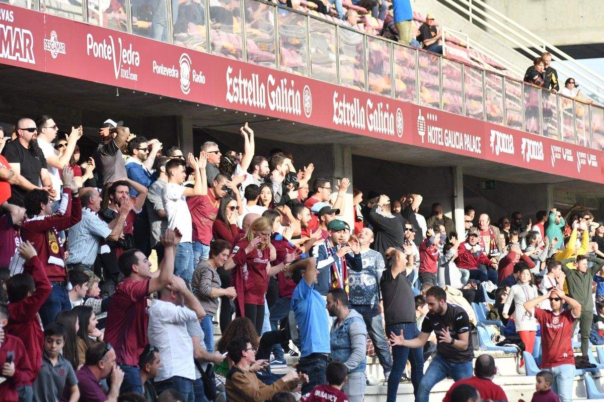 Afición del Pontevedra durante el partido ante el Fuenlabrada en Pasarón