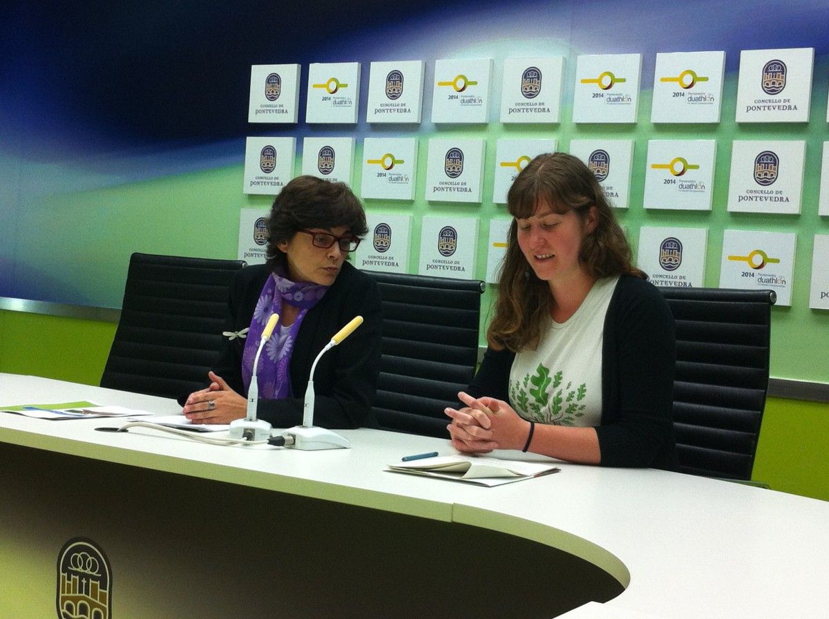 Carme da Silva e María Rodríguez (Adega), na presentación dos novos composteiros