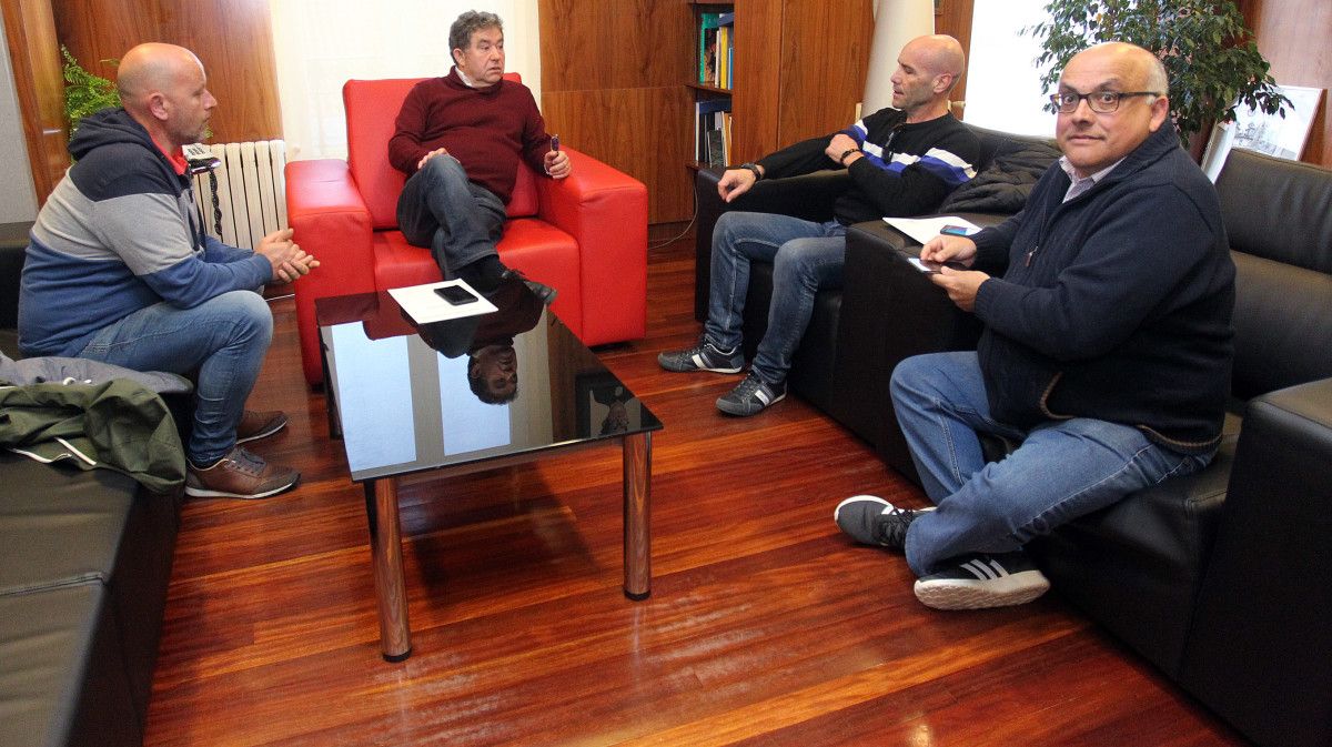 El alcalde de Pontevedra con representantes del comité de huelga del servicio de ambulancias