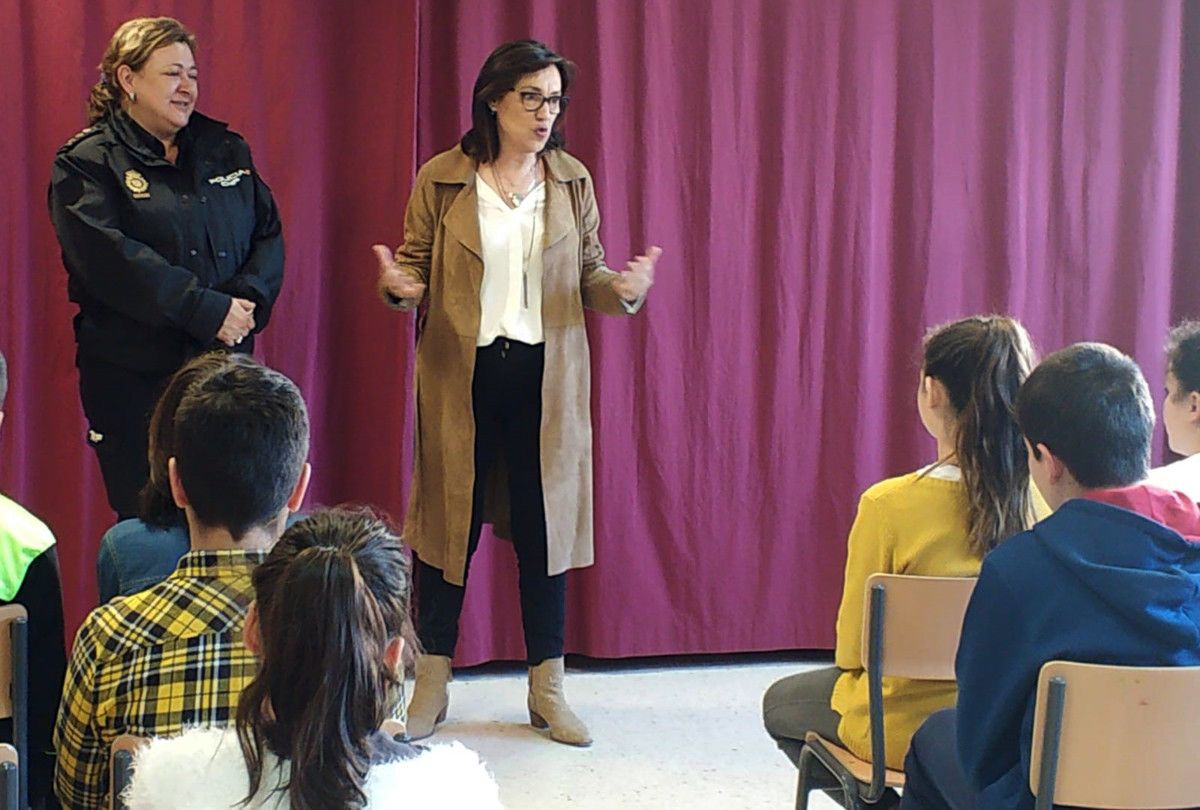 El alumnado del CEIP de Cabanas recibe los carnets de ciberexpert@s de manos de la comisaria jefe y de la subdelegada del Gobierno