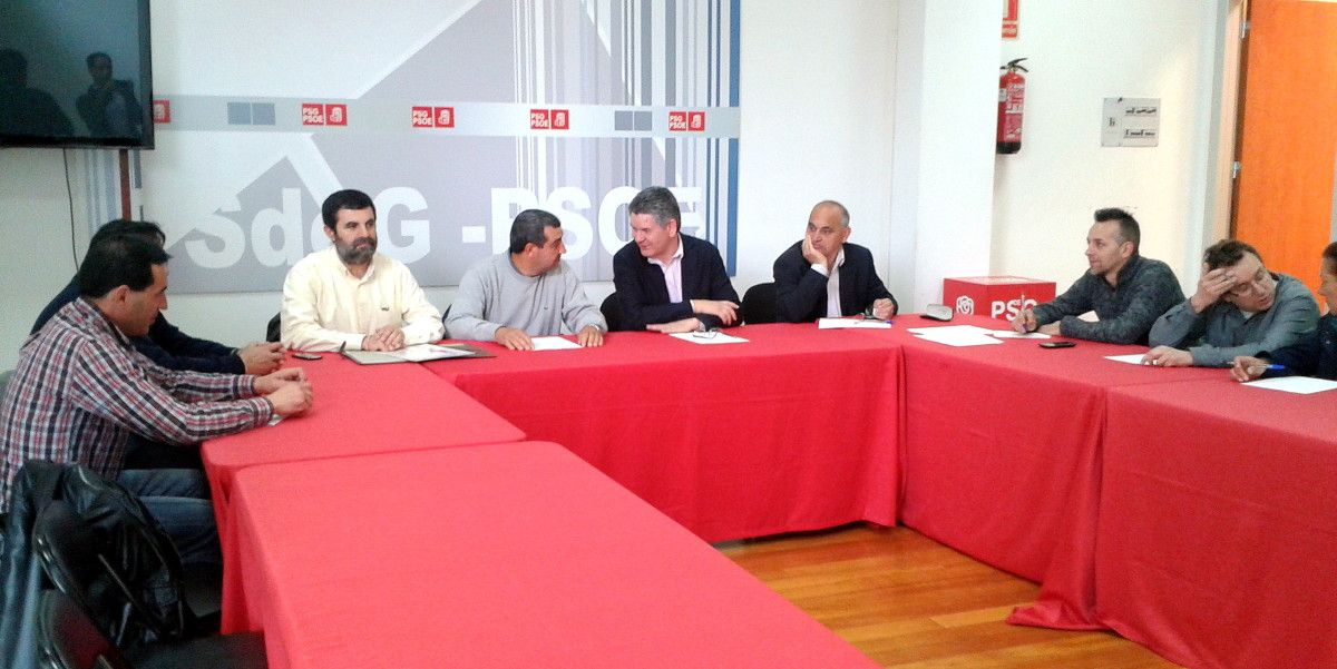 Reunión del comité de empresa de Tafisa con el secretario provincial del PSOE, Santos Héctor