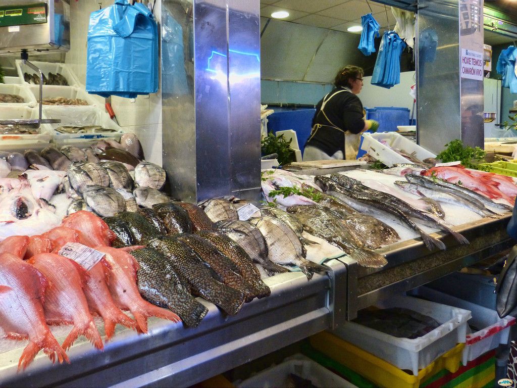 Puesto de venta de pescado en el mercado
