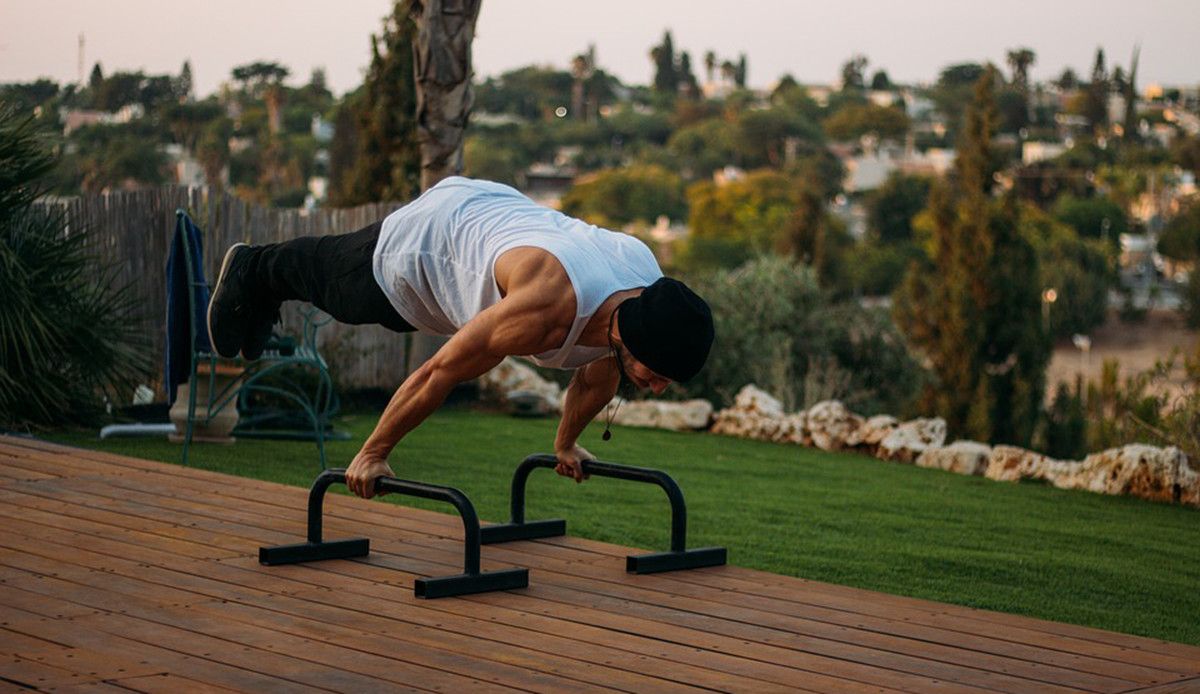 Unha persona practicando 'street workout'