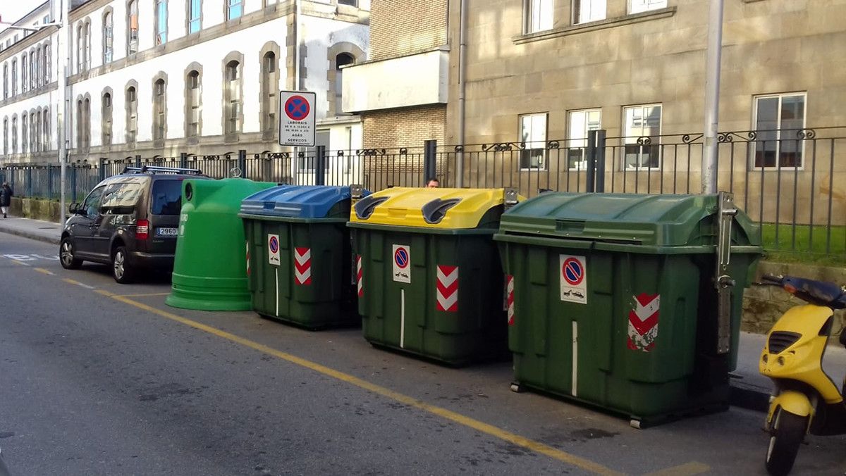 Contedores de lixo na rúa Cobián Areal