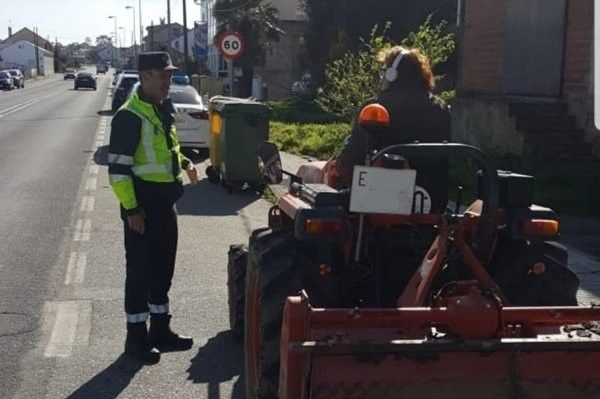 A Garda Civil de Tráfico no momento do control do tractor