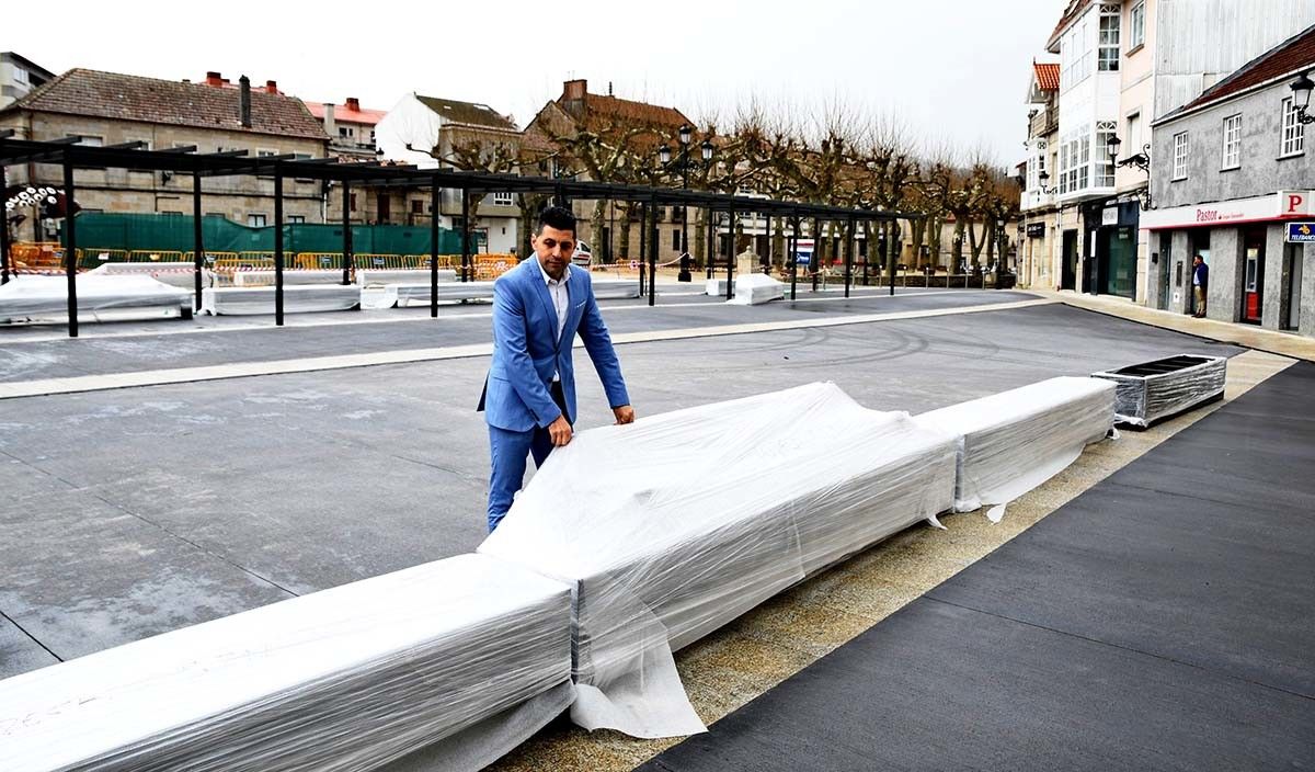 Colocación del mobiliario en la nueva Plaza de España